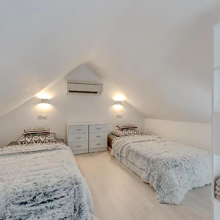 Yucca Park アパート アデヘ